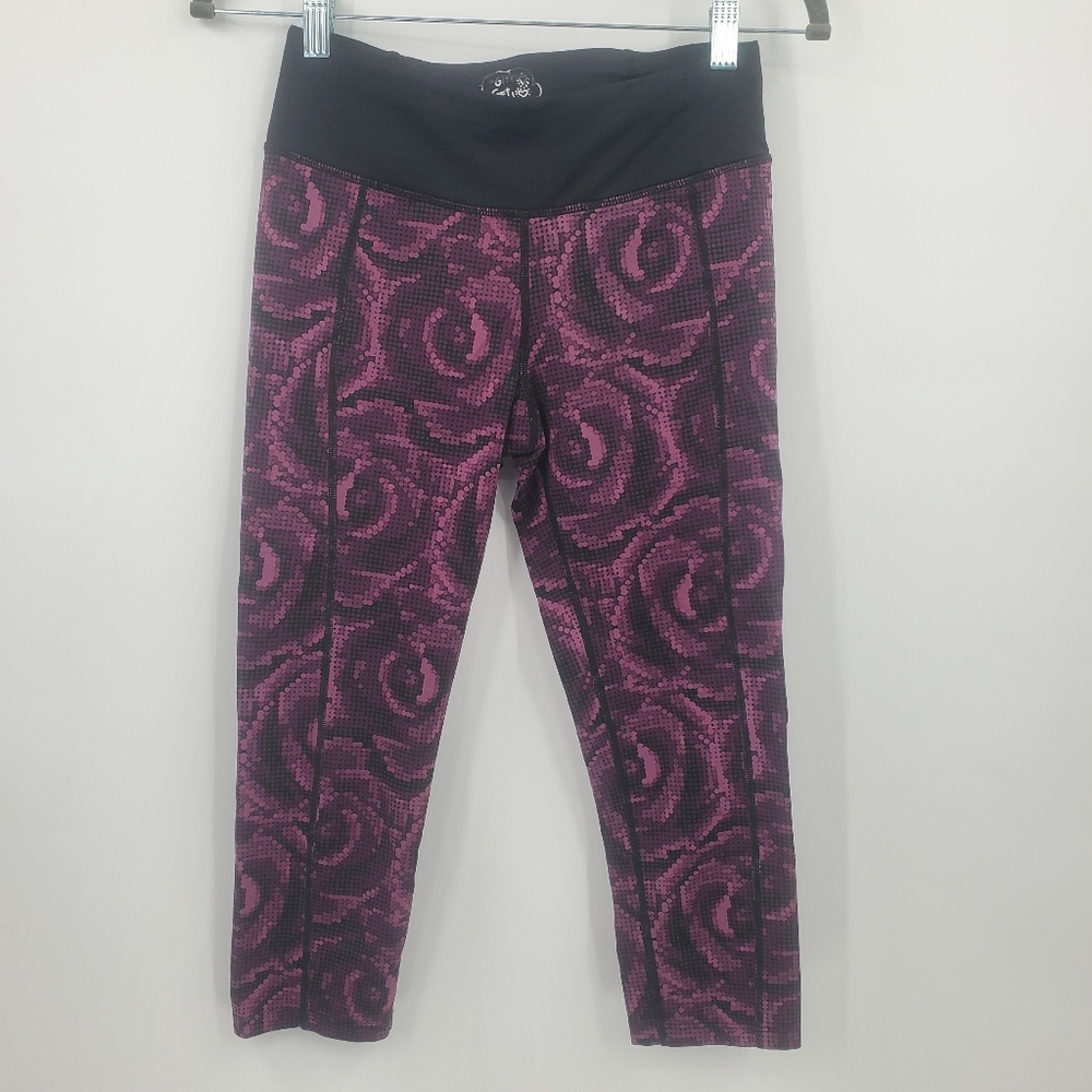 ♧♧ Betsey Johnson Performance Roses Capri Leggings Size Small Purple and Black